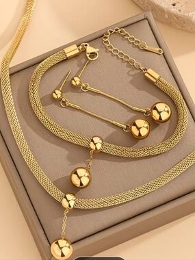 Elegant Gold Jewelry Set Necklace set